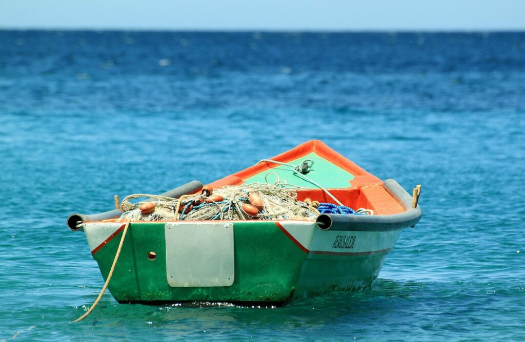 плажна лодка и море
